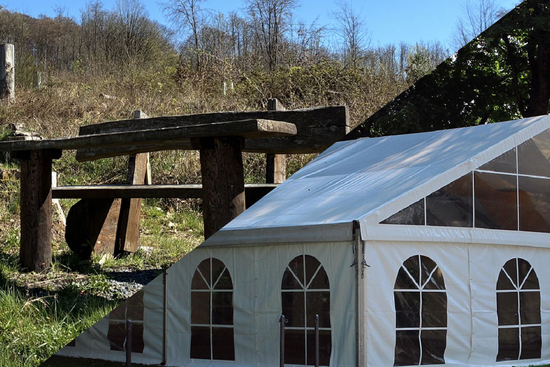 Bank und Festzelt im Wald