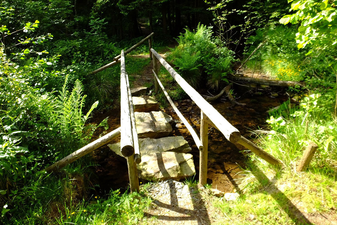 Holzgeländer über Bachlauf