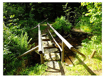 Hölzerne Brücke über Bach